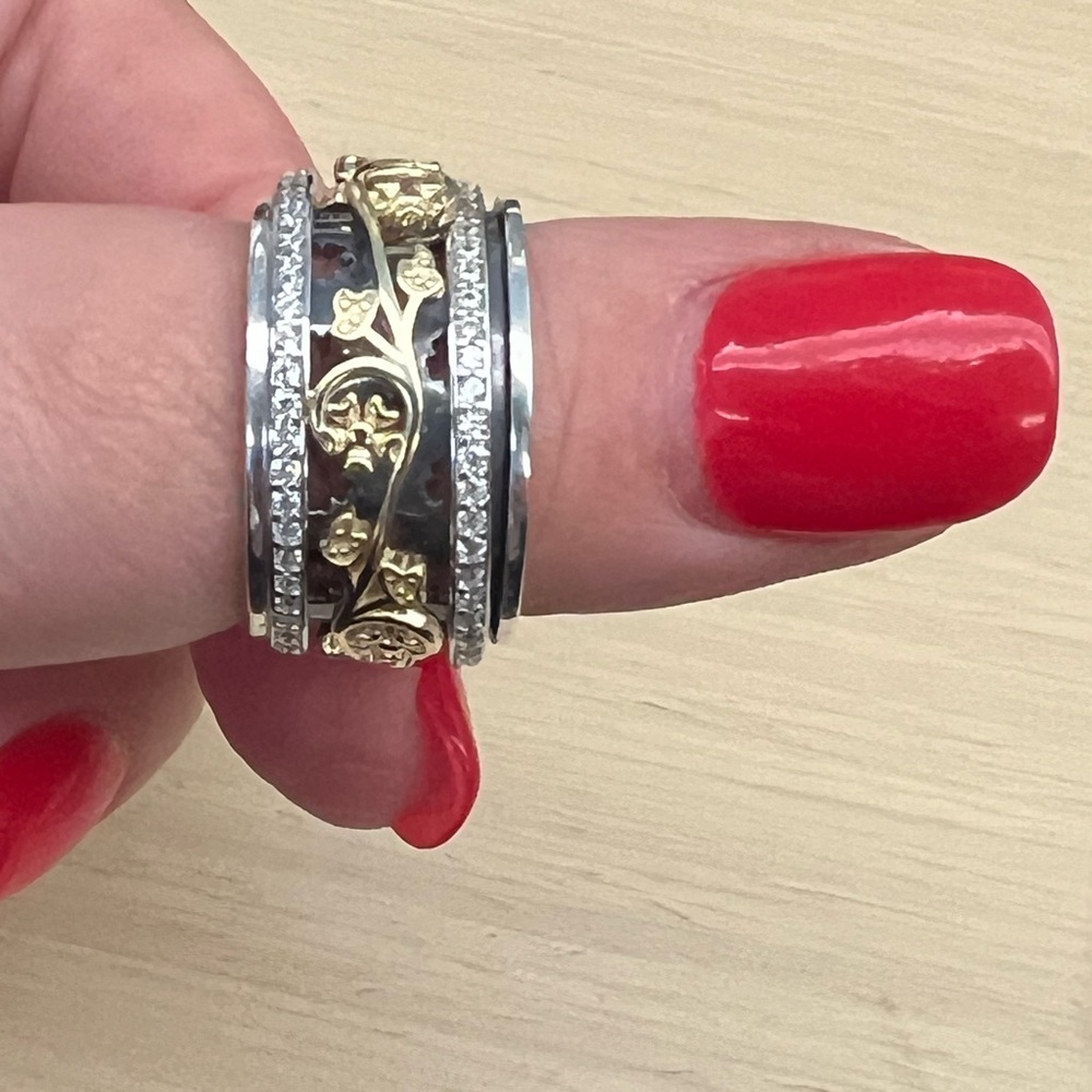 Beautiful spinner ring